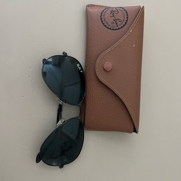 Black Ray-Ban Aviator Sunglasses - Picture 6 of 8